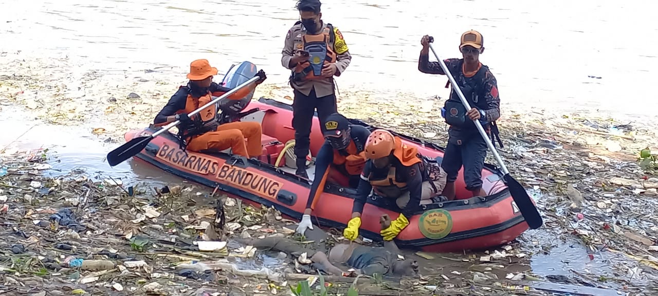 HILANG NYAWA: TIM SAR Gabungan berhasil menemukan korban dalam kondisi meninggal dunia yang tenggelam di Sungai Citarum setelah tiga hari dilakukan pencarian. (MUHAMMAD AKMAL FIRMANSYAH/JABAREKSPRES)