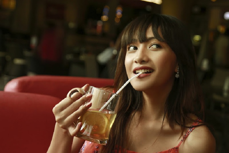 Salah satu sejis minuman hangat yang cocok diminum saat musim hujan adalah lemon tea. (ILUSTRASI)