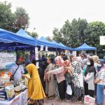 JUAL MURAH: Antrean panjang warga saat memburu belanja di pasar murah Bandung, Rabu 23 November 2022.