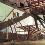 HARUS PERBAIKI: Kondisi ruangan kelas yang atapnya ambruk di SDN 9 Bantarjati 9 Kota Bogor. (Yudha Prananda/Jabar Ekspres)