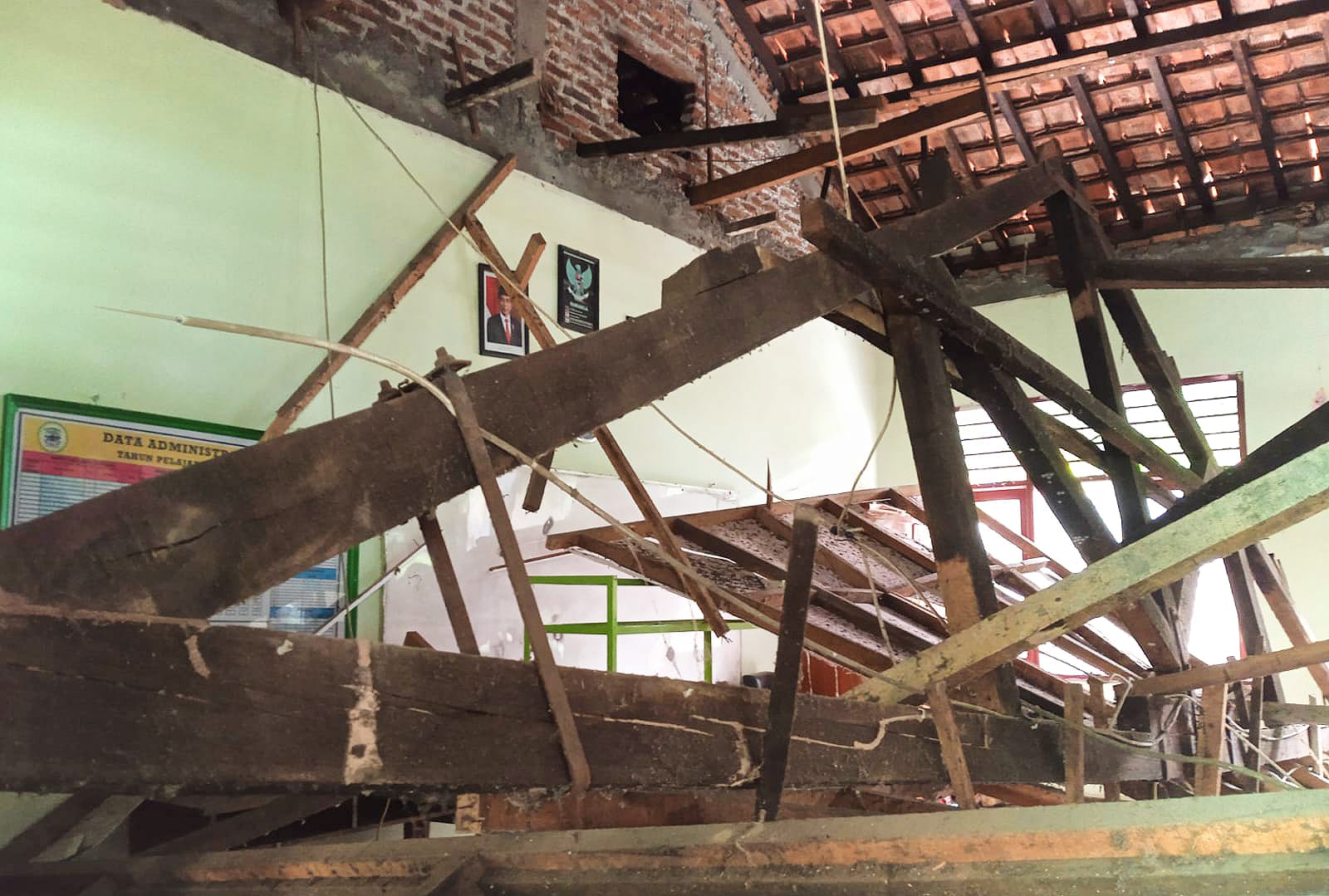 HARUS PERBAIKI: Kondisi ruangan kelas yang atapnya ambruk di SDN 9 Bantarjati 9 Kota Bogor. (Yudha Prananda/Jabar Ekspres)