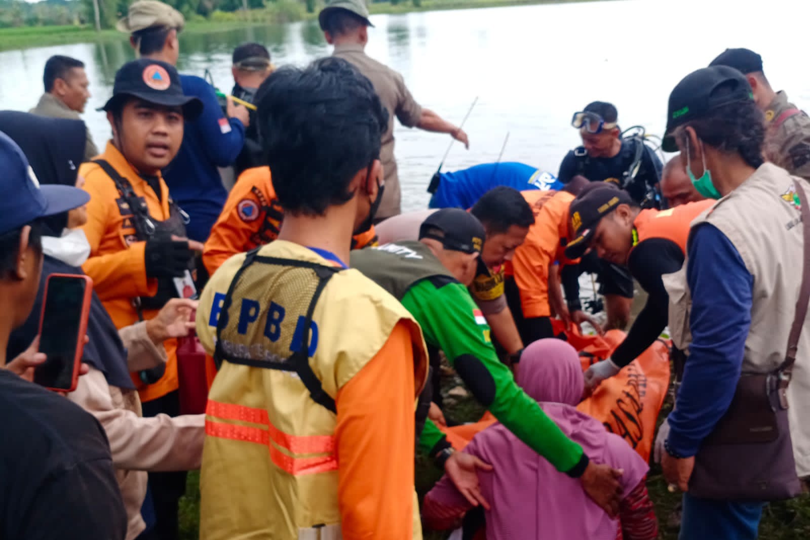 DITEMUKAN TEWAS: Petugas gabungan saat mengevakuasi korban pelajar tenggelam di Bogor tepatnya di Danau Bonardo, Cileungsi, Kabupaten Bogor, Kamis 24 November 2022. (SANDIKA FADILAH/JABAREKSPRES.COM)