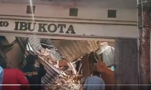 Runtuh Terkena Gempa Cianjur, Bangunan Toko Mas Ibu Kota Dikerumuni Warga
