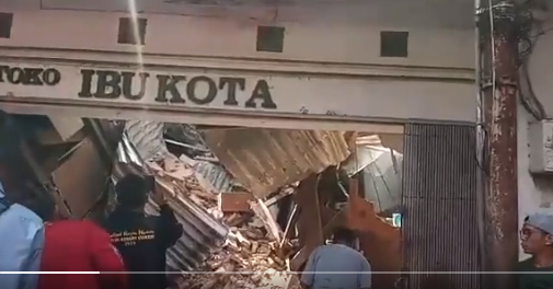 Runtuh Terkena Gempa Cianjur, Bangunan Toko Mas Ibu Kota Dikerumuni Warga