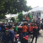 SAMPAIKAN ASPIRASI: Sejumlah buruh saat melakukan aksi di Kantor Disnaker kabupaten Bogor untuk meminta kenaikan UMK Kabupaten Bogor sebesar 13 persen, Selasa 29 November 2022. (SANDIKA FADILAH/JABAREKSPRES.COM)