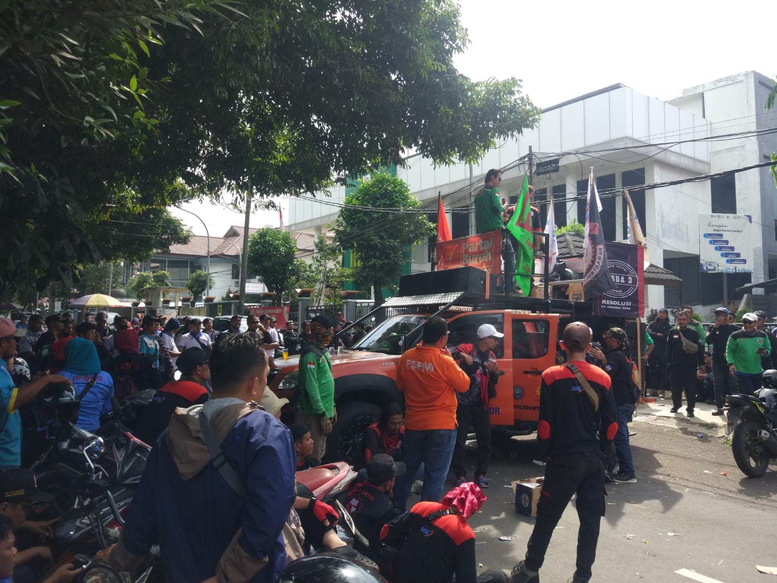 SAMPAIKAN ASPIRASI: Sejumlah buruh saat melakukan aksi di Kantor Disnaker kabupaten Bogor untuk meminta kenaikan UMK Kabupaten Bogor sebesar 13 persen, Selasa 29 November 2022. (SANDIKA FADILAH/JABAREKSPRES.COM)