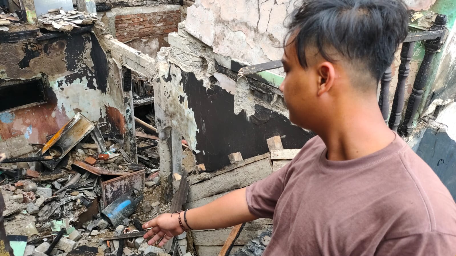 Empat kios dan dua rumah terbakar hebat di wilayah Pasar Rajamandala, Kampung Sukalilah, Desa Rajamandala Kulon, Kecamatan Cipatat, Kabupaten Bandung Barat (KBB), Sabtu (17/12/22).