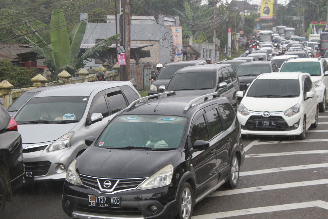 Sejumlah kendaraan tingalkan kawasan puncak Bogor, Minggu 25 Desember 2022. (SANDIKA FADILAH/JABAREKSPRES)