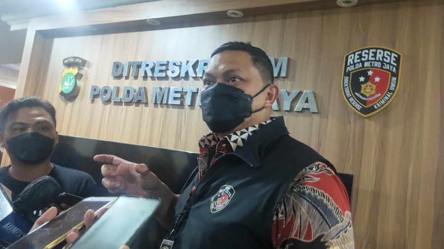 Direktur Reserse Kriminal Umum (Direskrimum) Polda Metro Jaya, Kombes Pol Hengki Haryadi, menyebut kasus sekeluarga meninggal di Kalideres dihentikan, saat pers konferens . (disway-Rafi Adhi Pratama-