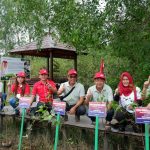 Manajemen Yayasan AHM dan PT Trio Motor bersama Founder Sahabat Bekantan Indonesia (kanan kedua) secara simbolik melakukan penanaman pohon mangrove di Kawasan Stasiun Riset Bekantan - Pulau Curiak, Kabupaten Barito Kuala, Kalimantan Selatan (8/12).