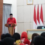 ORASI: Ketua DPD PDIP Jabar Ono Surono memberikan orasi dalam acara Pendidikan Kader Khusus Perempuan Tahun 2022 Tingkat Jawa Barat.