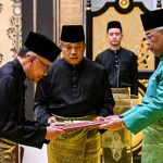 Raja Malaysia Yang Dipertuan Agong Sultan Abdullah Sultan Ahmad Shah (kanan) melantik Anwar Ibrahim sebagai Perdana Menteri Malaysia, 24 November 2022.(Photo by MOHD RASFAN / POOL / AFP)