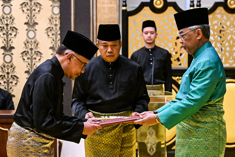 Raja Malaysia Yang Dipertuan Agong Sultan Abdullah Sultan Ahmad Shah (kanan) melantik Anwar Ibrahim sebagai Perdana Menteri Malaysia, 24 November 2022.(Photo by MOHD RASFAN / POOL / AFP)