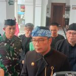 HARUS BERGERAK CEPAT: Gubernur Jabar, Ridwan Kamil memberikan respons mengenai aksi penyekapan terhadap 10 TKI asal Sumedang. (SANDI NUGRAHA/JABAREKSPRES)