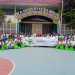 Sharp menggelar workshop berupa recycle limbah plastik bersama siswa SMAN 12 Bandung. (ist)