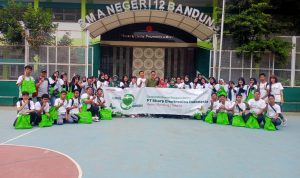 Sharp menggelar workshop berupa recycle limbah plastik bersama siswa SMAN 12 Bandung. (ist)