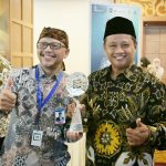 Wakil Gubernur UU Ruzhanul Ulum saat menerima penghargaan untuk Pemerintah Provinsi Jaawa Barat yang berhasil raih TPID Provinsi Terbaik 2021.