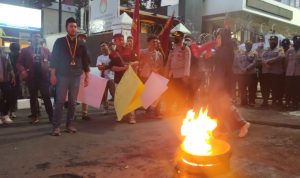 Sejumlah mahasiswa saat melakukan aksi unjuk rasa di depan Gedung DPRD Jawa Barat, Tolak RUU KUHP, Jumat 9 Desember 2022.