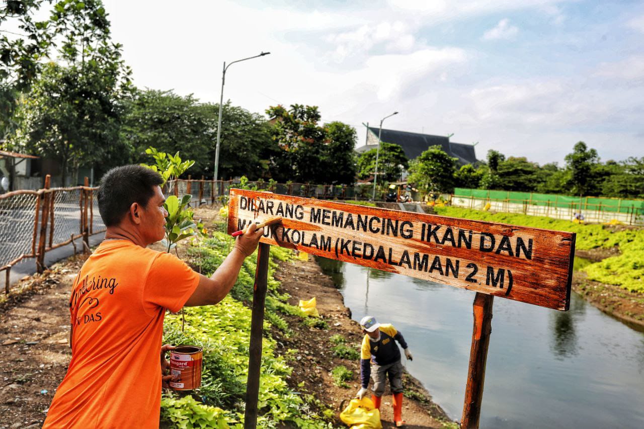 Pemkot Bandung membangun 9 kolam retensi baru, 647 sumur resapan dangkal, dan 3.706 drumpori guna mengatasi banjiR Kota Bandung.