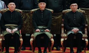 Perdana Menteri Malaysia Anwar Ibrahim (kanan) bersama Wakil Perdana Menteri Ahmad Zahid Hamidi (tengah) dan Fadillah Yusof setelah pelantikan menteri kabinet di Istana Negara di Kuala Lumpur, 3 Desember 2022.-FOTO: HASNOOR HUSSAIN-POOL-AFP-