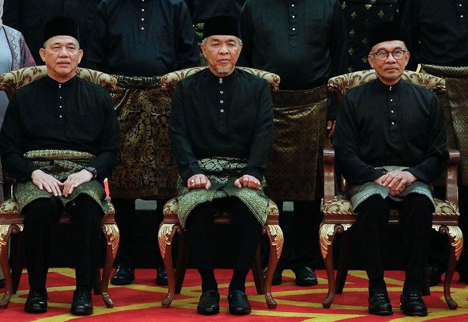 Perdana Menteri Malaysia Anwar Ibrahim (kanan) bersama Wakil Perdana Menteri Ahmad Zahid Hamidi (tengah) dan Fadillah Yusof setelah pelantikan menteri kabinet di Istana Negara di Kuala Lumpur, 3 Desember 2022.-FOTO: HASNOOR HUSSAIN-POOL-AFP-