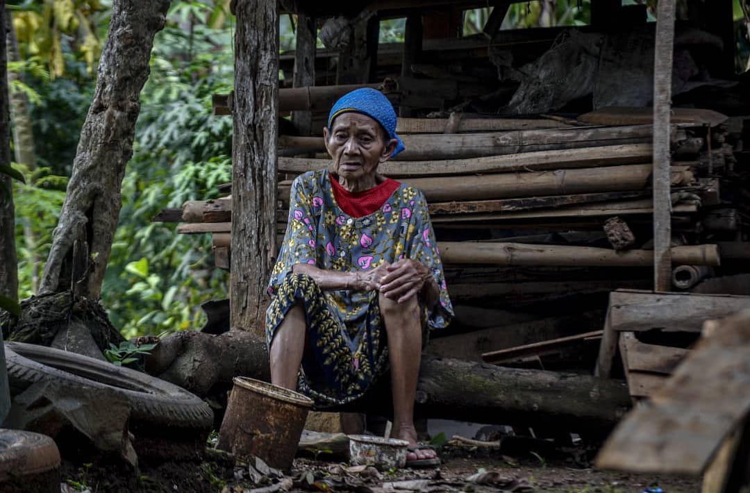 Warga berada di rumahnya di Kecamatan Sukamakmur, Kabupaten Bogor beberapa waktu lalu. Angka kemiskinan di Kabupaten Bogor menurun. (SANDIKA FADILAH /JABAREKSPRES.COM)