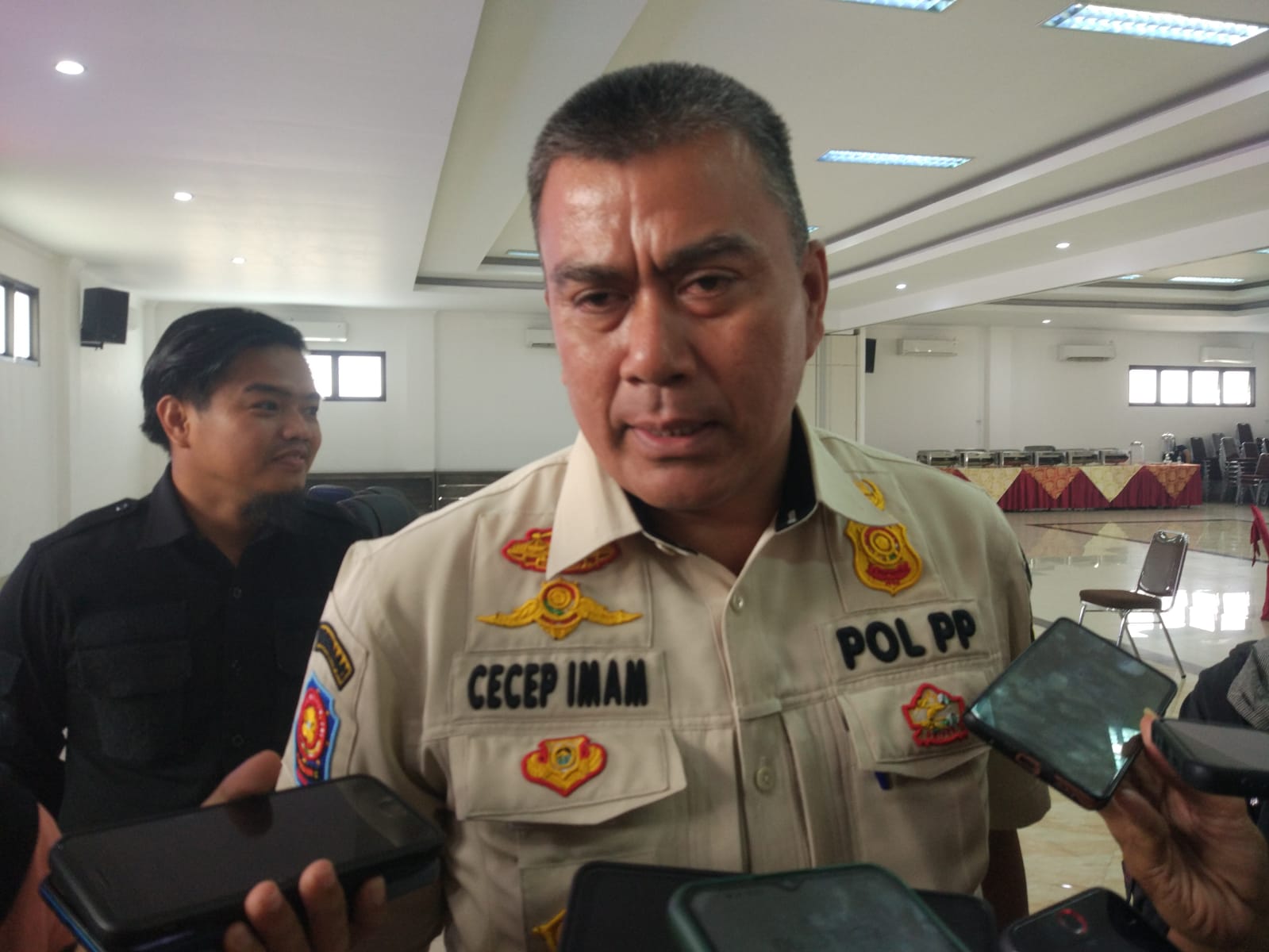JAGA KETERTIBAN: Kasat Pol PP Kabupaten Bogor, Cecep Iman Nagarasid, saat memberikan keterangan mengenai penertiban PSK menjelang nataru.