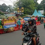 Karangan bunga berjejeran di depan Mapolsek Astanaanyar, Kota Bandung, Jumat (9/12). (SANDI NUGRAHA/JABAREKSPRES)