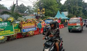 Karangan bunga berjejeran di depan Mapolsek Astanaanyar, Kota Bandung, Jumat (9/12). (SANDI NUGRAHA/JABAREKSPRES)