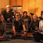 Grup Musik Nyentrik dari Kota Bandung yang berdiri sejak 1999 silam berkat satu acara kampus.