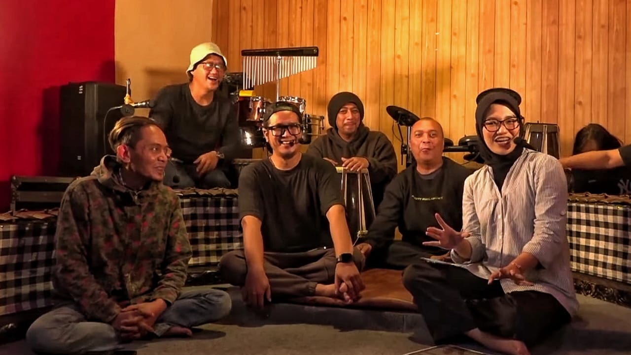 Grup Musik Nyentrik dari Kota Bandung yang berdiri sejak 1999 silam berkat satu acara kampus.