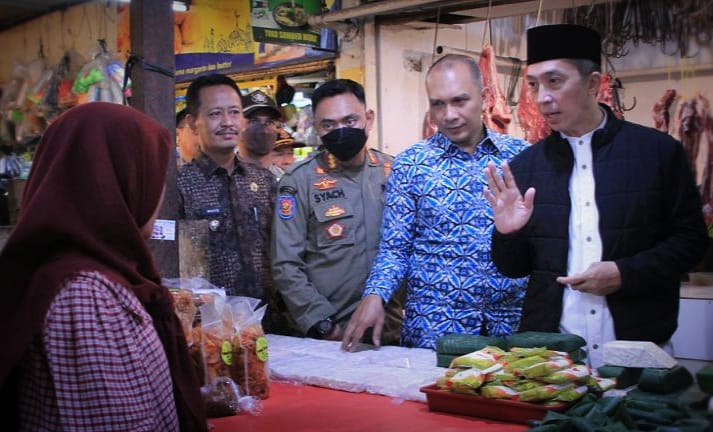 Wakil Wali Kota Bogor Dedie Rachim saat mengecek kondisi bahan pokok di Pasar Kebon Kembang. (YUDHA PRANANDA/JABAR EKSPRES)