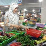HARGA NORMAL: Pedagang kebutuhan bahan pokok di Pasar Kosambi Bandung melayani pembeli. (SANDI NUGRAHA/JABARESKPRES)