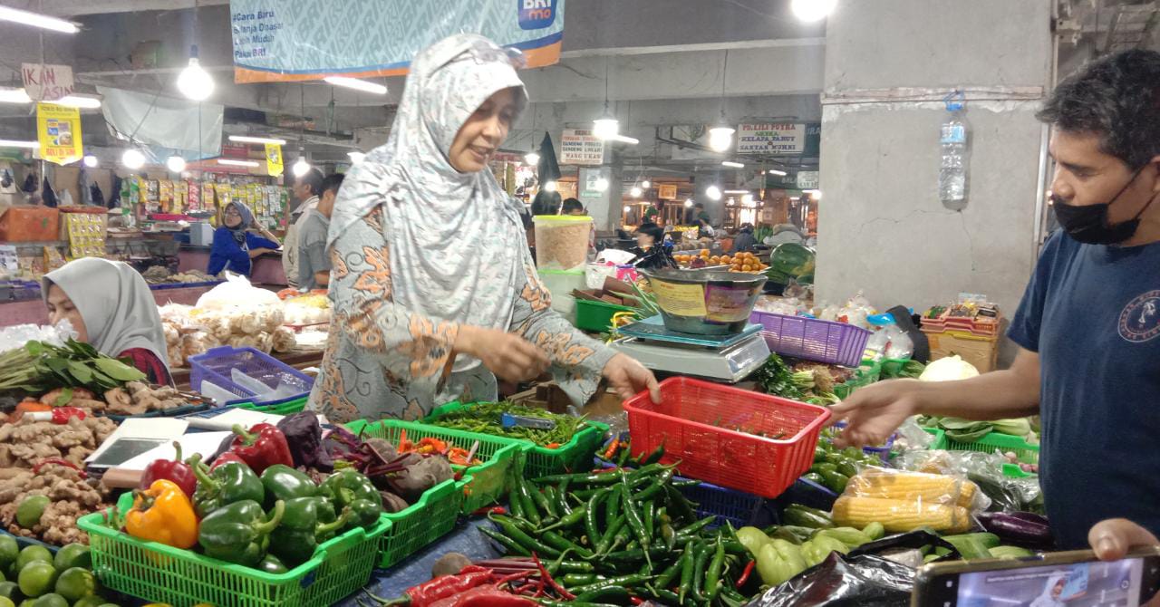 HARGA NORMAL: Pedagang kebutuhan bahan pokok di Pasar Kosambi Bandung melayani pembeli. (SANDI NUGRAHA/JABARESKPRES)