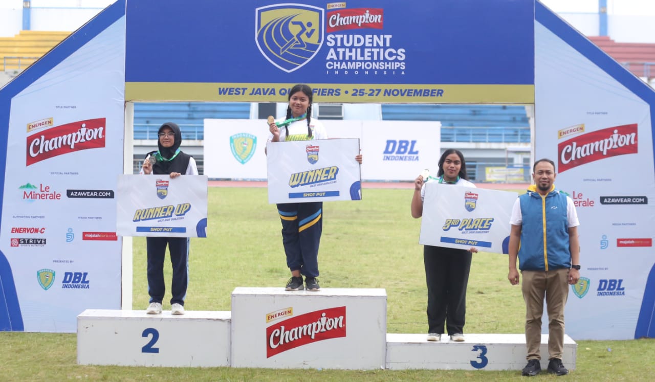 BERBAKAT: Nasywa Athaya dari SMAN 1 Ciamis saat naik podium juara nomor tolak peluru putri Energen Champion SAC Indonesia 2022 - West Java Qualifiers di GOR Arcamanik, Bandung, 25-27 November lalu.