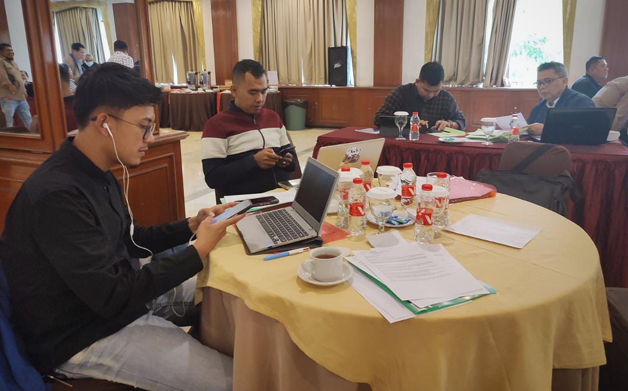 FOKUS: Sejumlah peserta UKW PWI Jabar saat mengikuti rangkaian test dari para penguji di Hotel Salak Heritage, Kota Bogor. (DOK/PWI KOTA BOGOR)