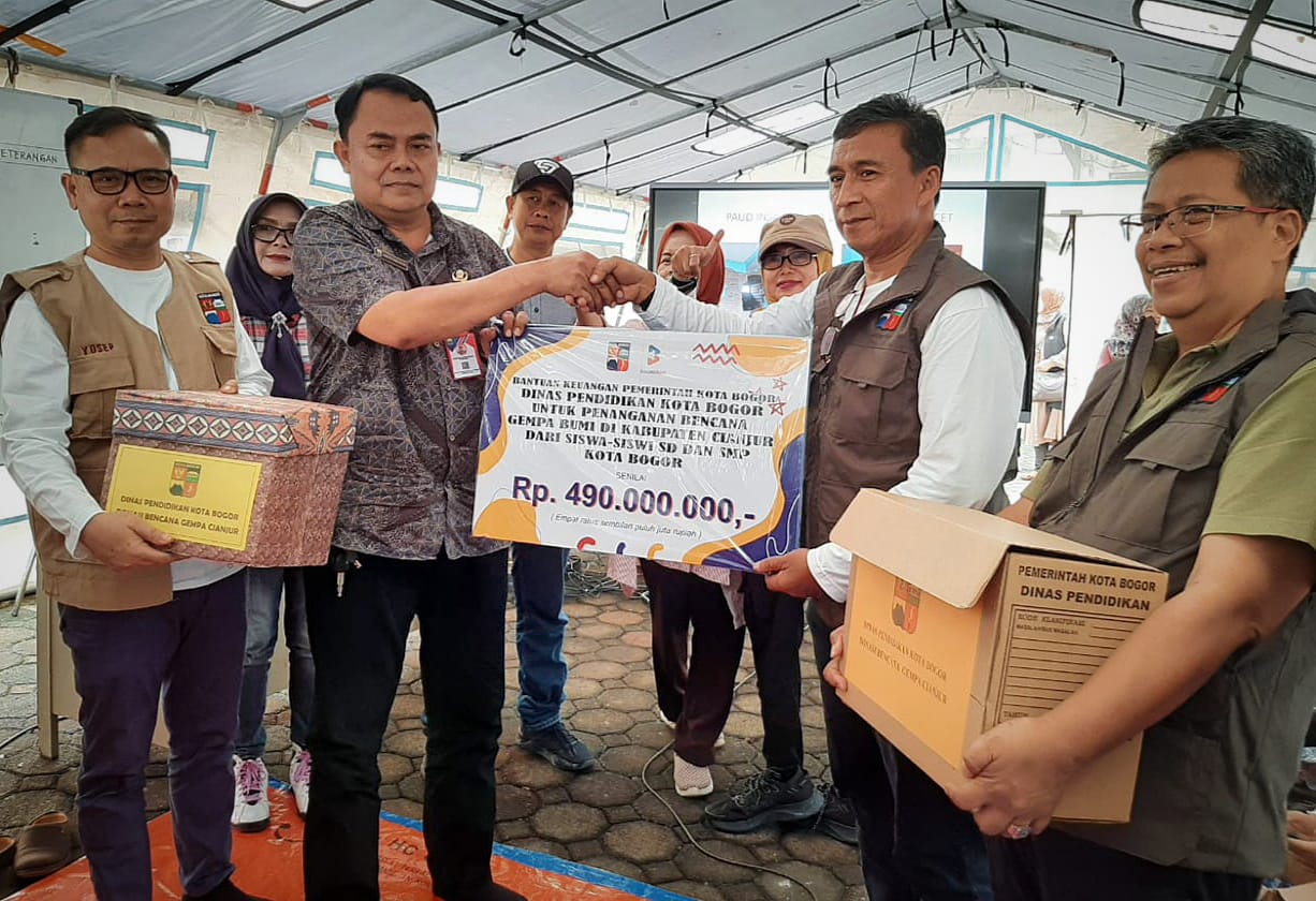 Disdik Kota Bogor menyerahkan bantuan kepada jajaran Disdikpora Kabupaten Cianjur untuk disalurkan terhadap korban gempa Cianjur. (ISTIMEWA)
