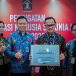 RAIH PRESTASI: Wali Kota Bogor Bima Arya, bersama Kabag Hukum Setda Kota Bogor Alma Wiranta menunjukkan piagam penghargaan dari Kemenkumham RI. (YUDHA PRANANDA/JABAR EKSPRES)