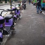 SEMERAWUT: Sejumlah armada sepeda listrik milik PT Beam terparkir di Jalan Dewi Sartika kawasan Alun-alun Kota Bogor. (YUDHA PRANANDA/JABAR EKSPRES)