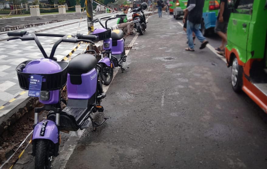 SEMERAWUT: Sejumlah armada sepeda listrik milik PT Beam terparkir di Jalan Dewi Sartika kawasan Alun-alun Kota Bogor. (YUDHA PRANANDA/JABAR EKSPRES)