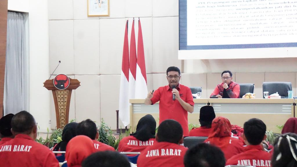 Ketua DPP PDI Perjuangan Bidang Ideologi dan Kaderisasi Djarot Saiful Hidayat saat mengisi kegiatan Pendidikan Kader Madya Tahun 2022 Tingkat Jawa Barat di Cimahi, Selasa (20/12).