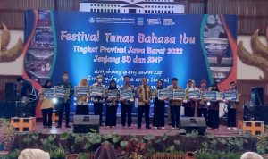 MERIAH: Ribuan orang memadati acara penutupan Festivas Tunas Bahasa Ibu (FTBI) 2022 Jabar, di Pangandaran.