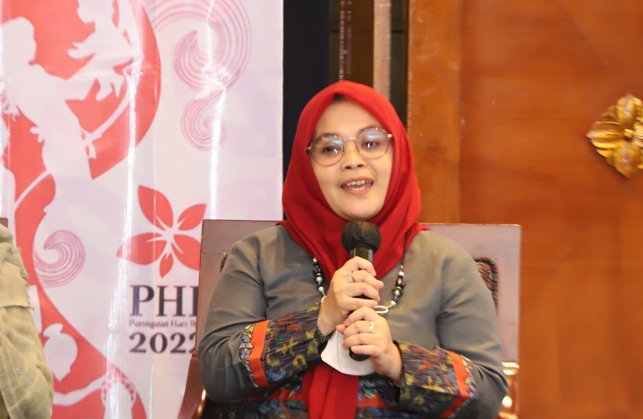 Anggota Bawaslu Lolly Suhenty saat menjadi narasumber Seminar Langkah Strategis Peningkatan Keterwakilan Perempuan Pada Pemilu 2024