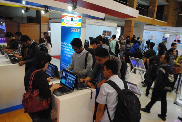 Gelaran bursa kerja atau job fair 2022 yang diadakan Disnaker Kota Bandung bersama IKA Universitas Padjadjaran (Unpad), bakal berakhir hari ini, Sabtu 17 Desember 2022. (KHOLID/JABAREKSPRES)