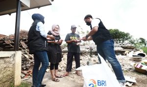 BRI Peduli salurkan bantuan bahan makanan ke warga yang menjadi korban gempa di Kabupaten Cianjur