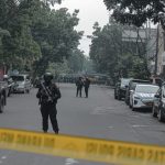 Anggota polisi tengah berjaga di area Polsek Astana Anyar, Kota Bandung pasca insiden ledakan bom bunuh diri. (Kholid/Jabar Ekspres)
