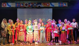 Berbagai penari Jaipong dari berbagai sanggar seni tari di Jawa Barat unjuk keterampilan dalam ajang lomba Festival Tari Jaipong