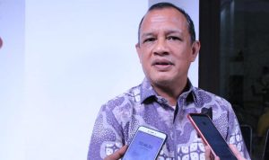 Anggota Komisi VI DPR RI Budhy Setiawan usai menyerahkan alat permainan edukatif di Kantor Dinas Pendidikan Kota Bogor, Kamis (29/12). (Yudha Prananda / Jabar Ekspres)