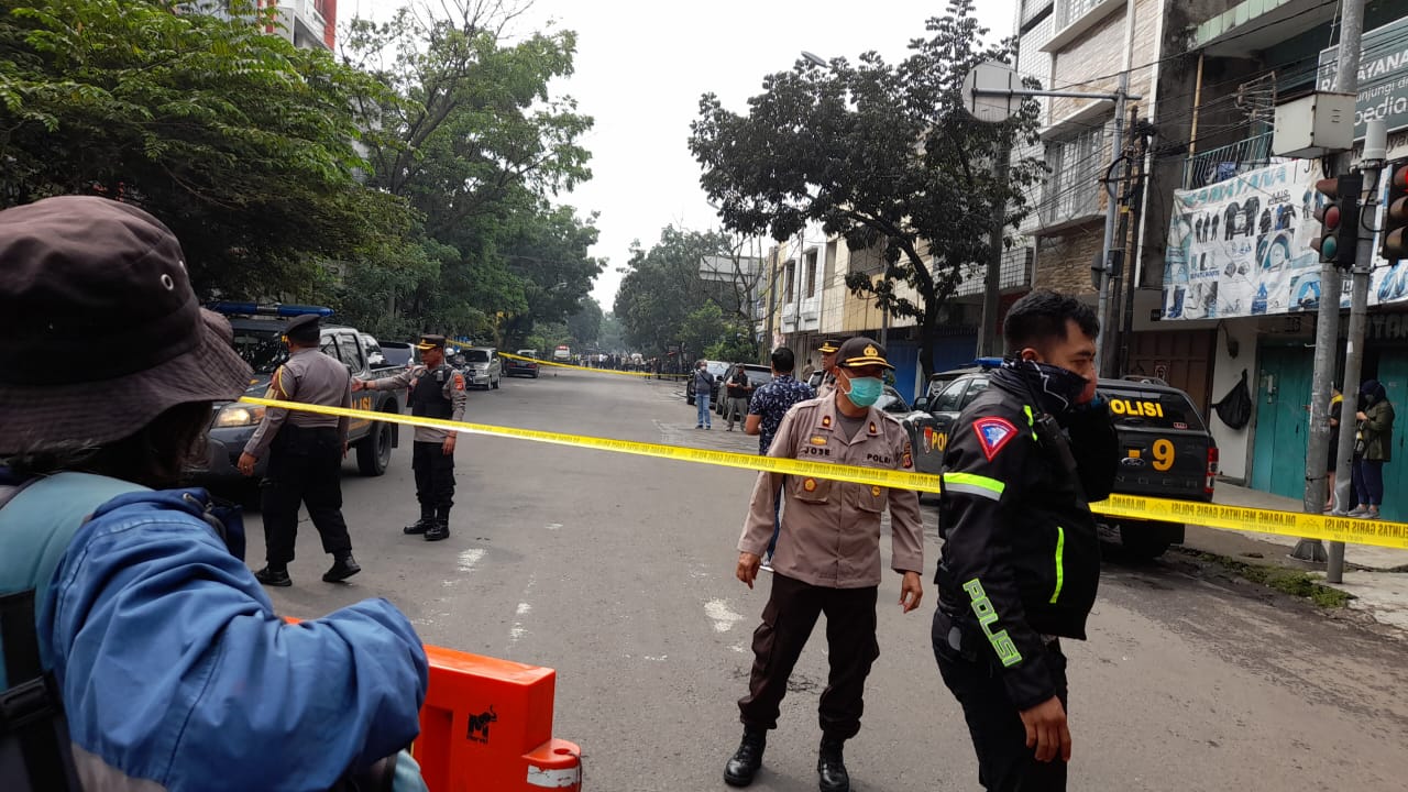 Diduga sebuah bom meledak didekat Polsek Astana Anyar Kota Bandung. Ledfakan itu warga setempat