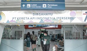 Suasana Stasiun KAI Daop 2 Bandung berjalan normal pasca ledakan bom bunuh diri di Polsek Astanaanyar, Kota Bandung. (KHOLID/JABAR EKSPRES)